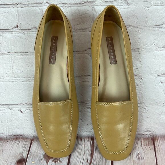 PARTNERS classic beige leather loafers flat shoes size 8M - Picture 1 of 11